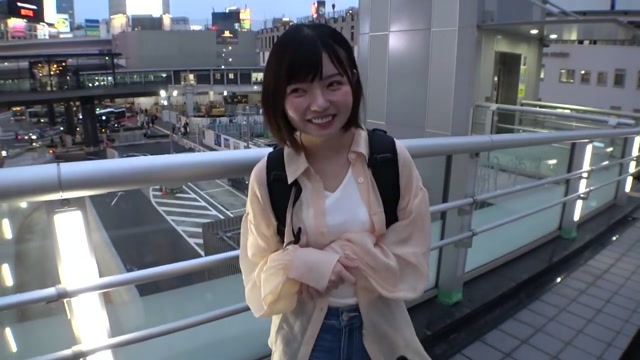 【素人ナンパ】キュート無毛美少女巧手で肉棒を誘い出し、ぐちゅぐちゅ淫猥な声色に悶々と犯され孕ませへ…華奢美脚露出